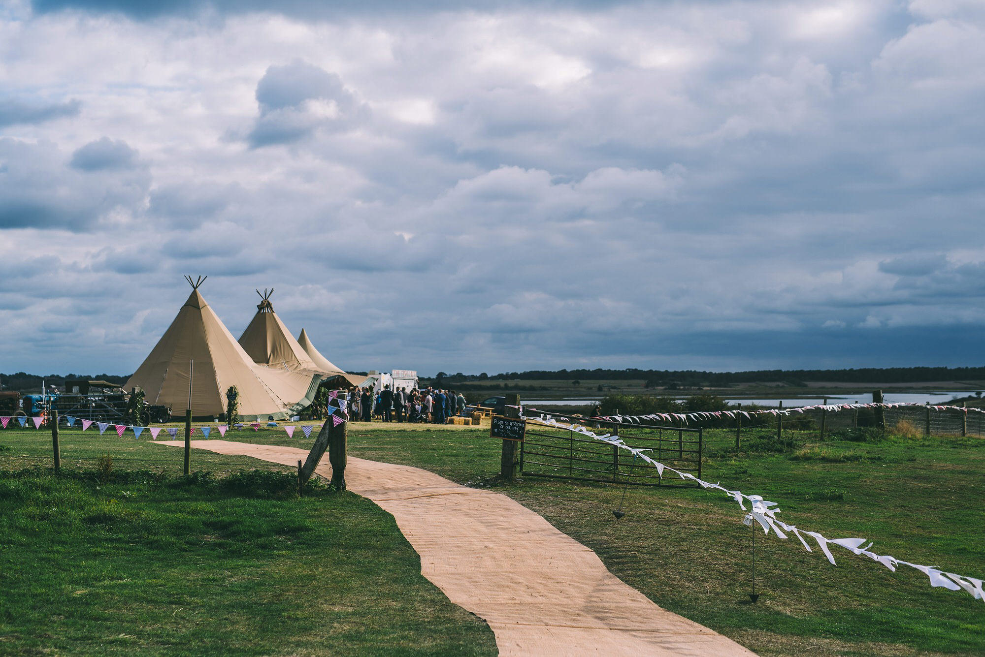 tipi-wedding-suffolk-by-james-powell-photography-034